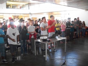 Chant accompagné de musiciens et de paroles projetées au Camp de Genval